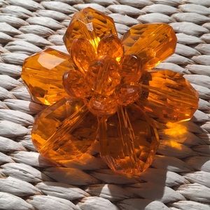 ✨✨ Vintage Lucite Flower Pin!! ✨✨